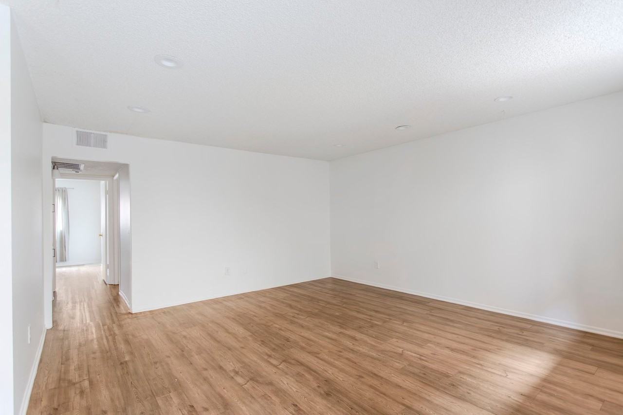 17204 Chatsworth St - Photo 2 of 15