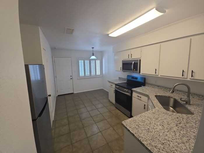 1104 Columbia St #A - Photo 2 of 8