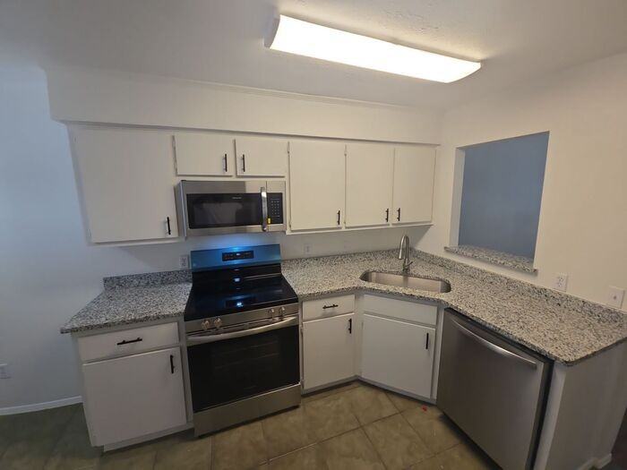 1104 Columbia St #A - Photo 3 of 8
