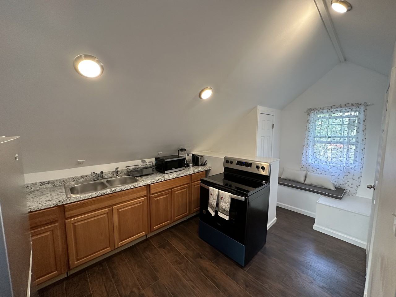 166168 Bond St #3 - Photo 3 of 10