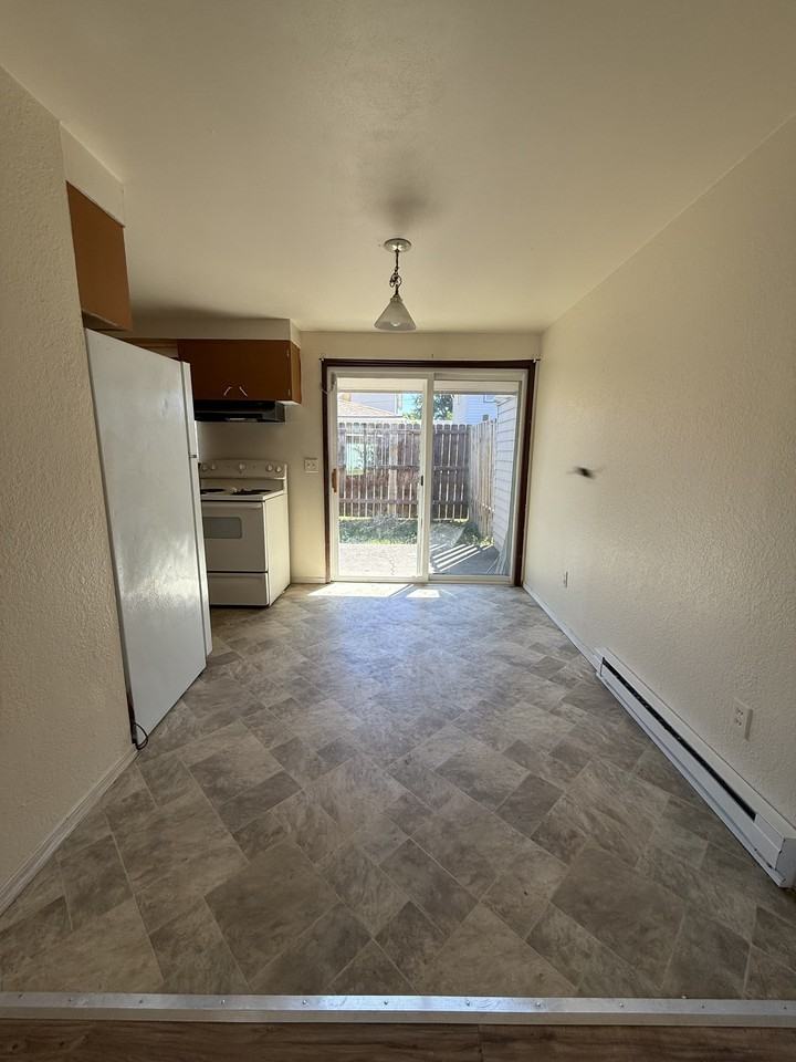 310 Se 3rd St #2 - Photo 2 of 10
