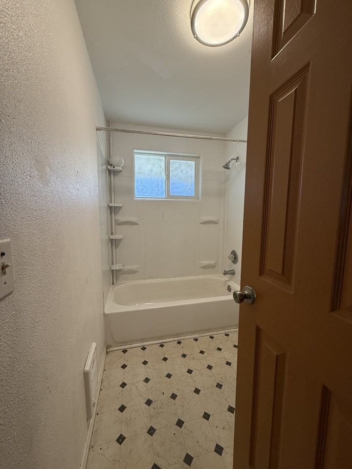 310 Se 3rd St #2 - Photo 6 of 10