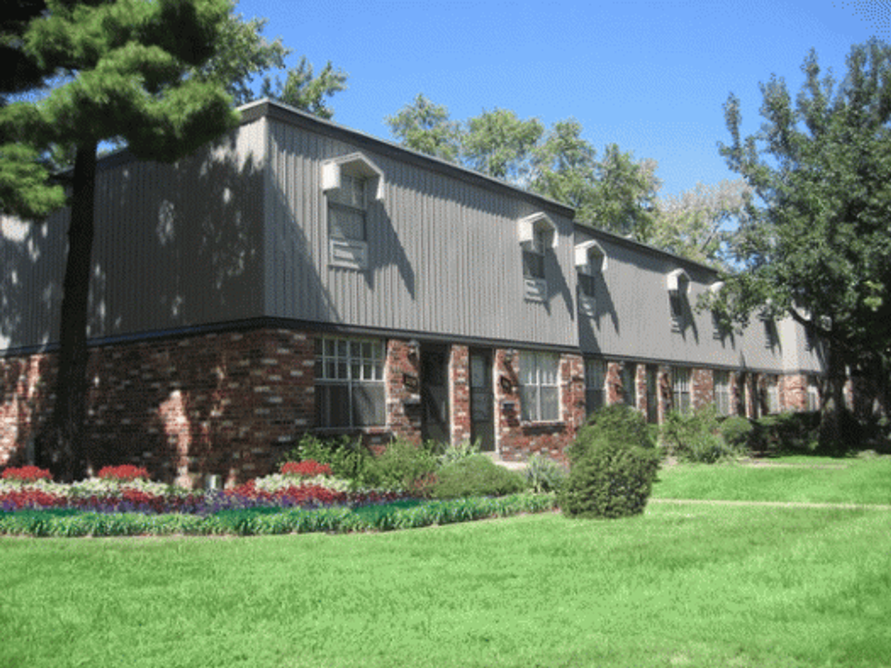 Chez Paree Apartments and Townhomes - Photo 4 of 50