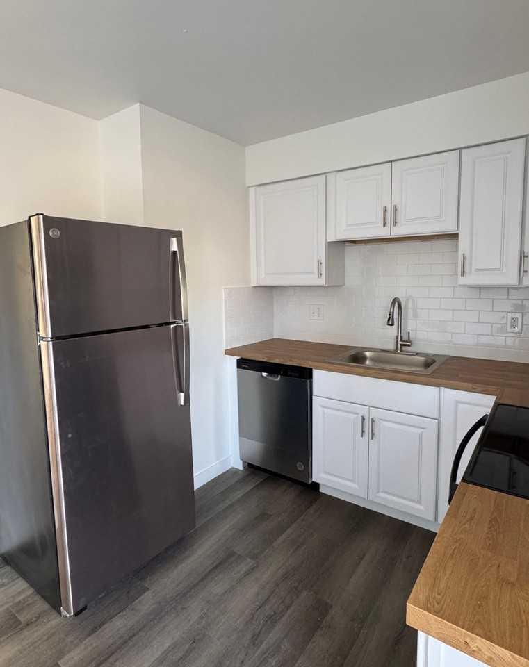 Chez Paree Apartments and Townhomes - Photo 7 of 50