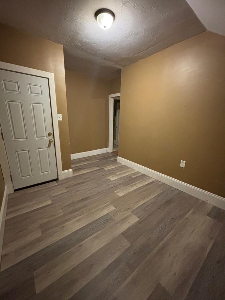 1029 Plymouth Ave - Photo 3 of 10