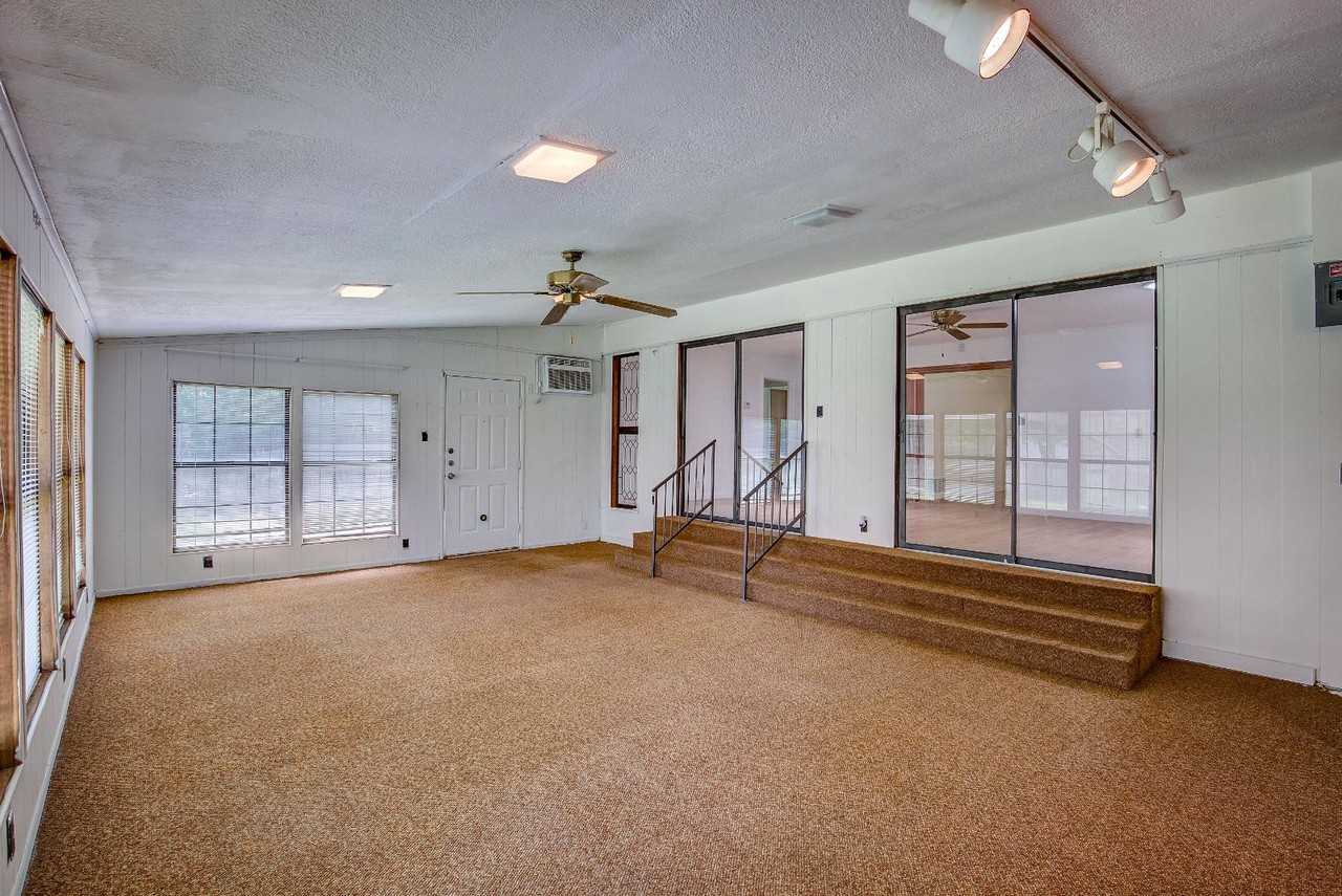 2506 Washington St - Photo 3 of 11