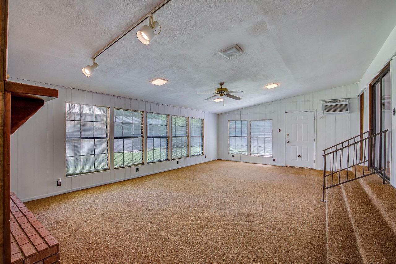 2506 Washington St - Photo 4 of 11