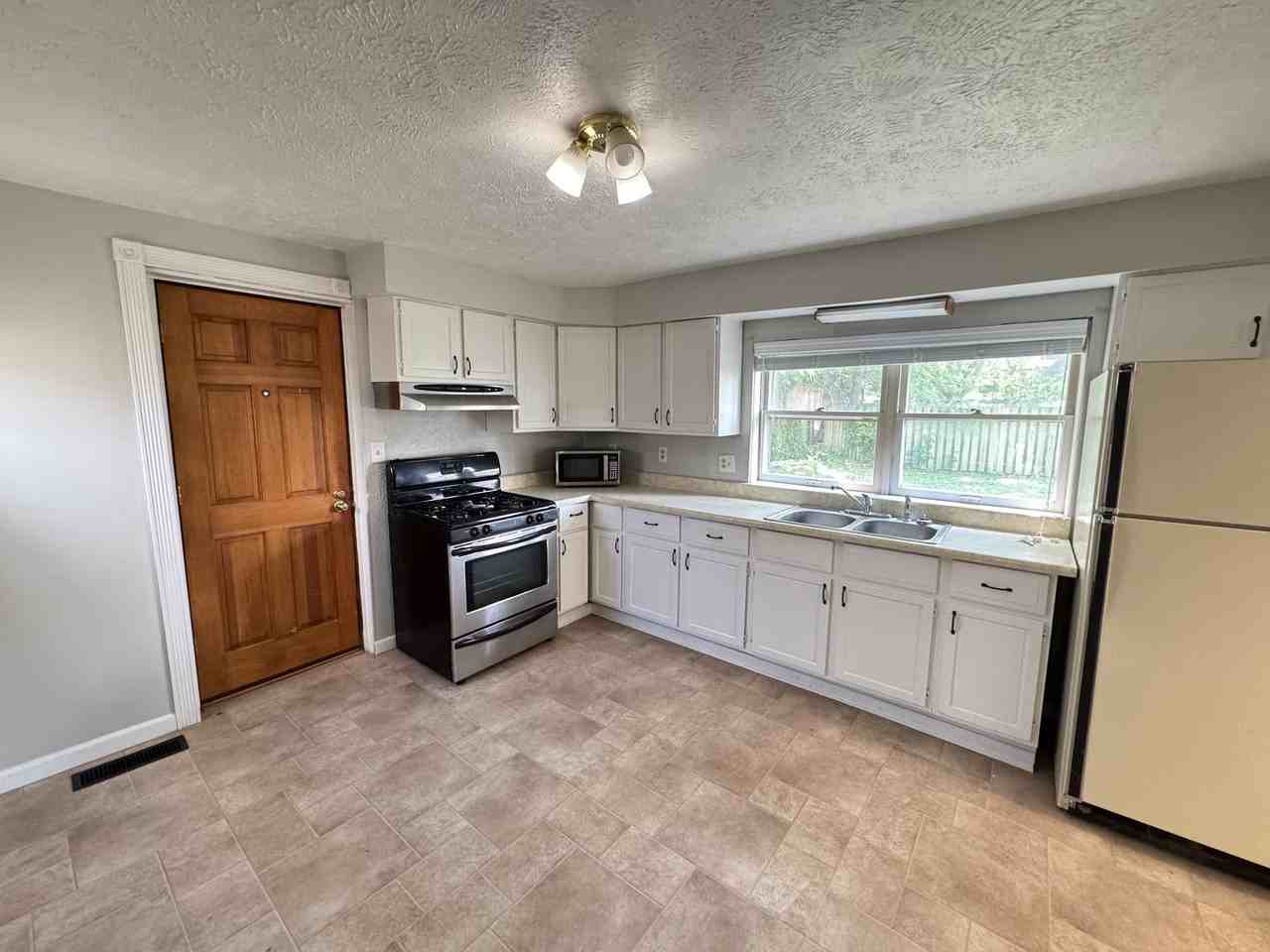 1037 E Front St - Photo 6 of 13