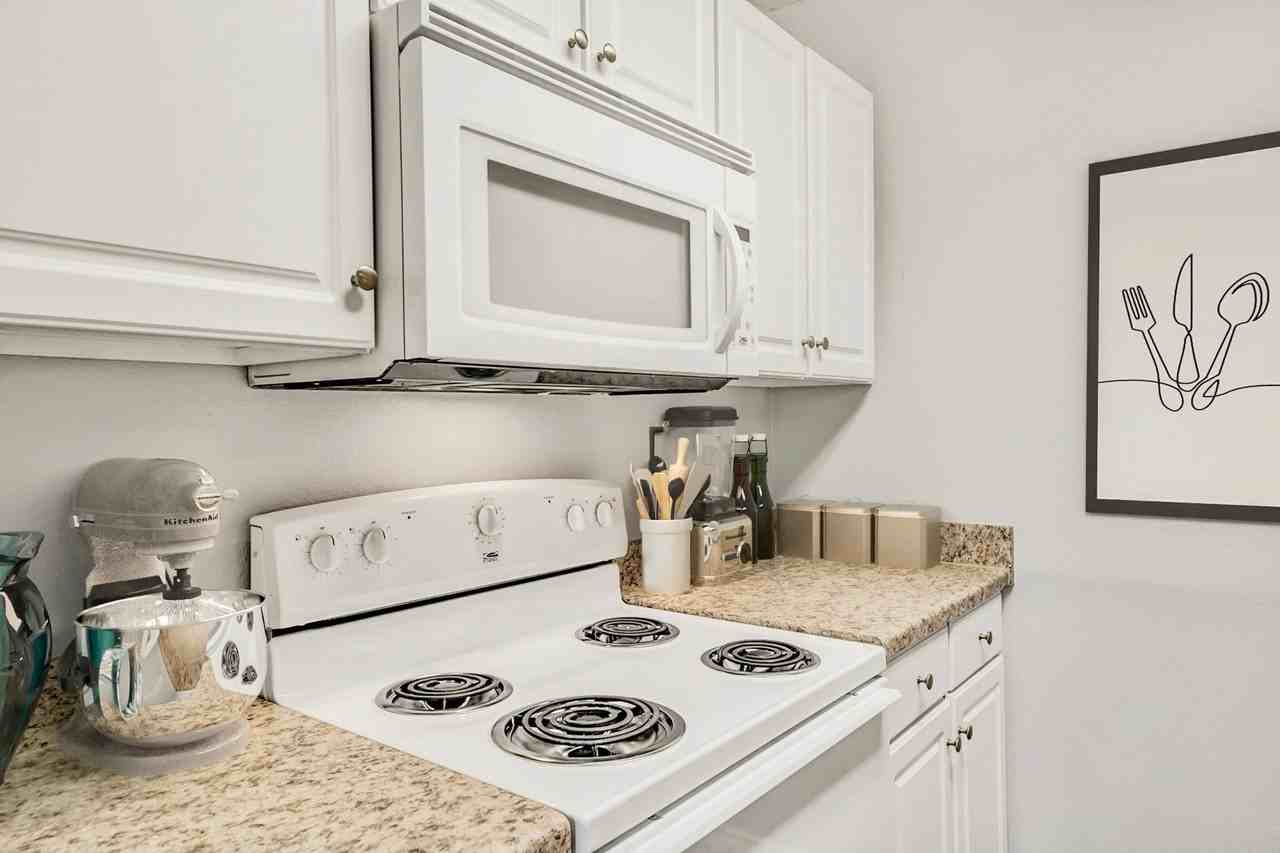 8732 Mansion Creek Cir - Photo 7 of 36