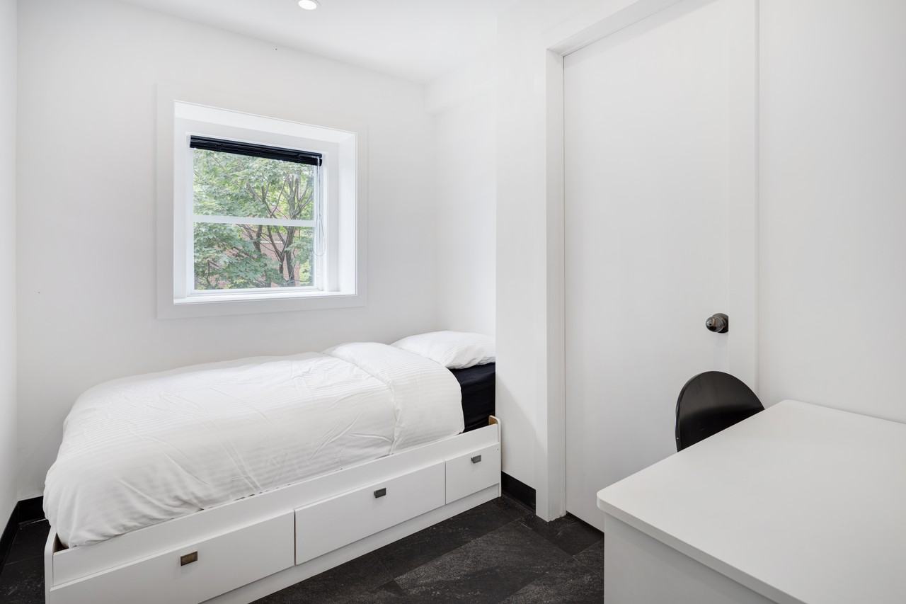 1290 Avenue des Pins Ouest - Photo 5 of 75