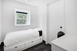 1290 Avenue des Pins Ouest - Photo 1 of 1