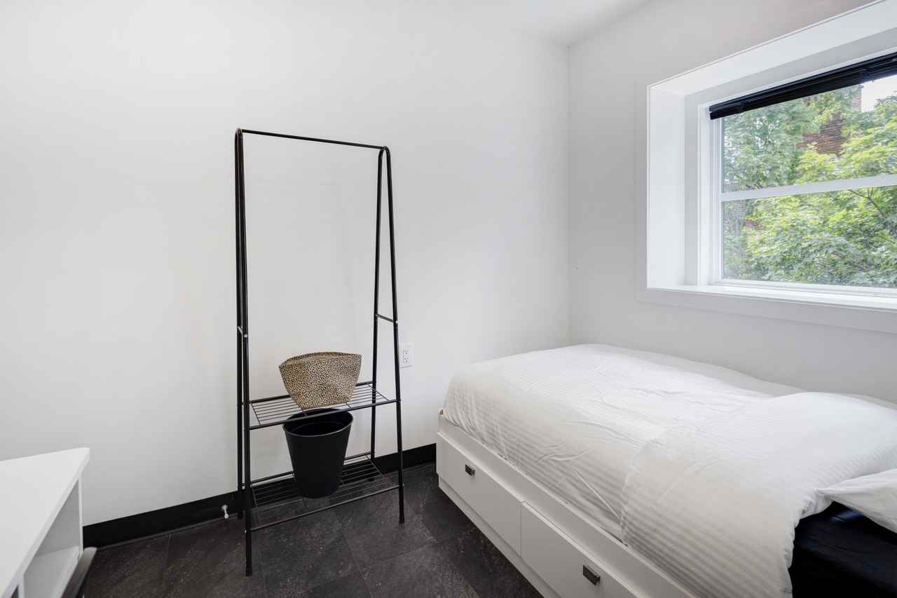 1290 Avenue des Pins Ouest - Photo 6 of 75