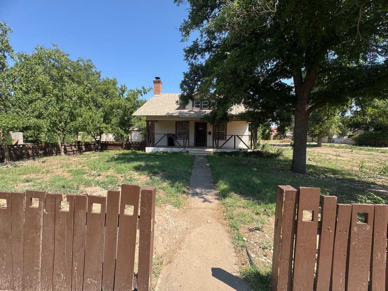 707 W 5th St - Photo 2 of 18