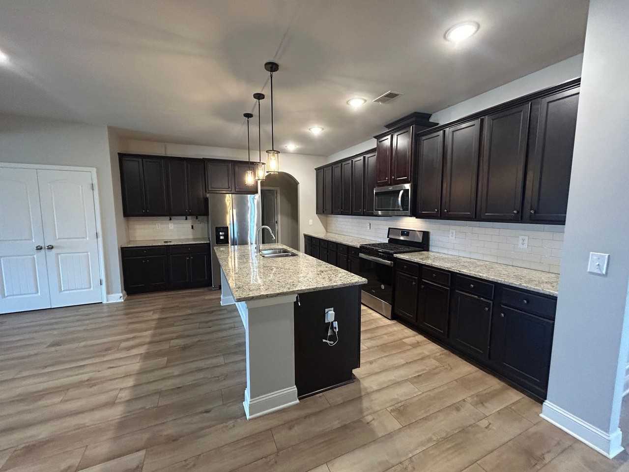 108 Bridgemill Ave - Photo 4 of 48