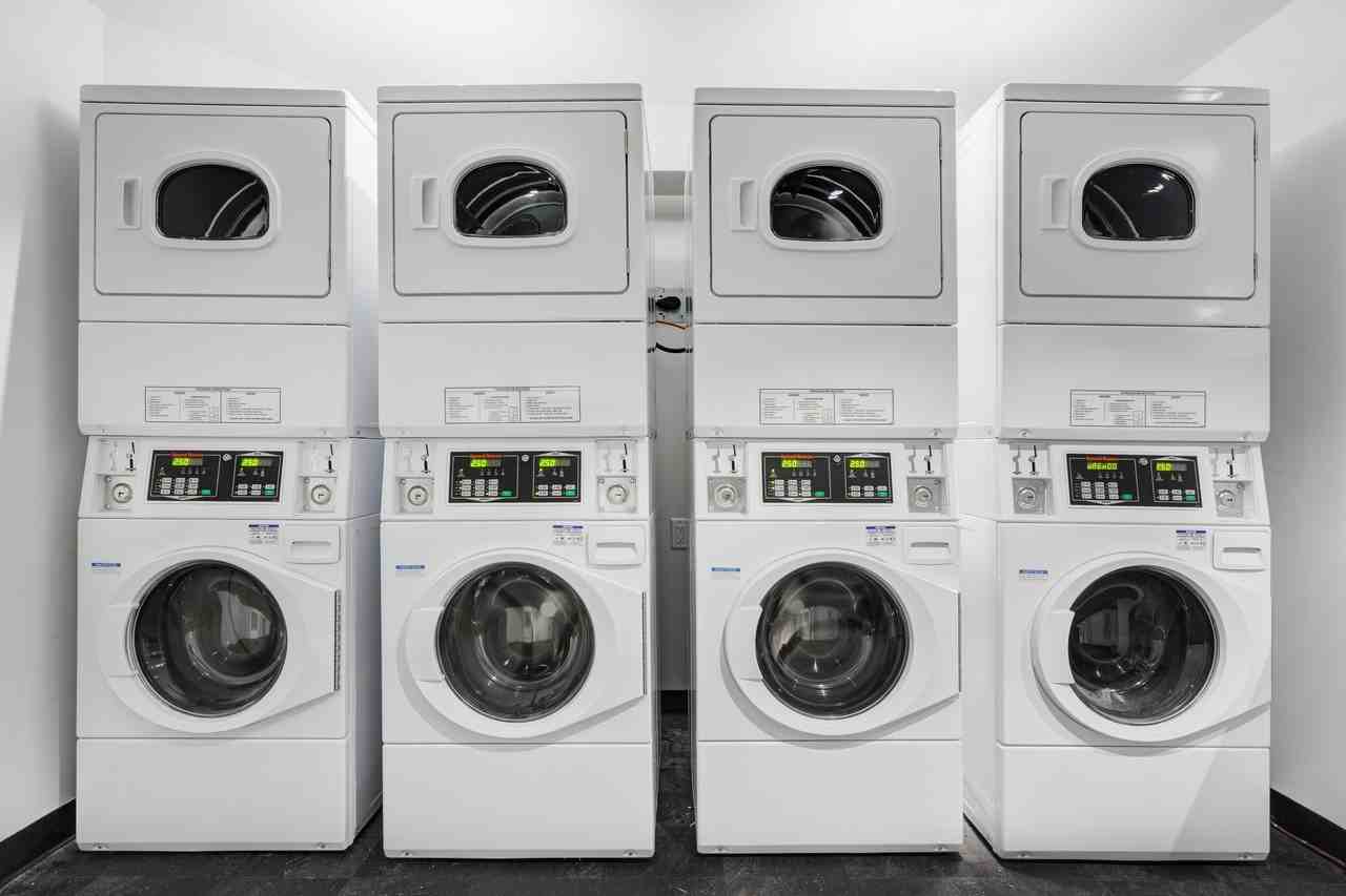 1290 Avenue des Pins Ouest - Photo 4 of 75