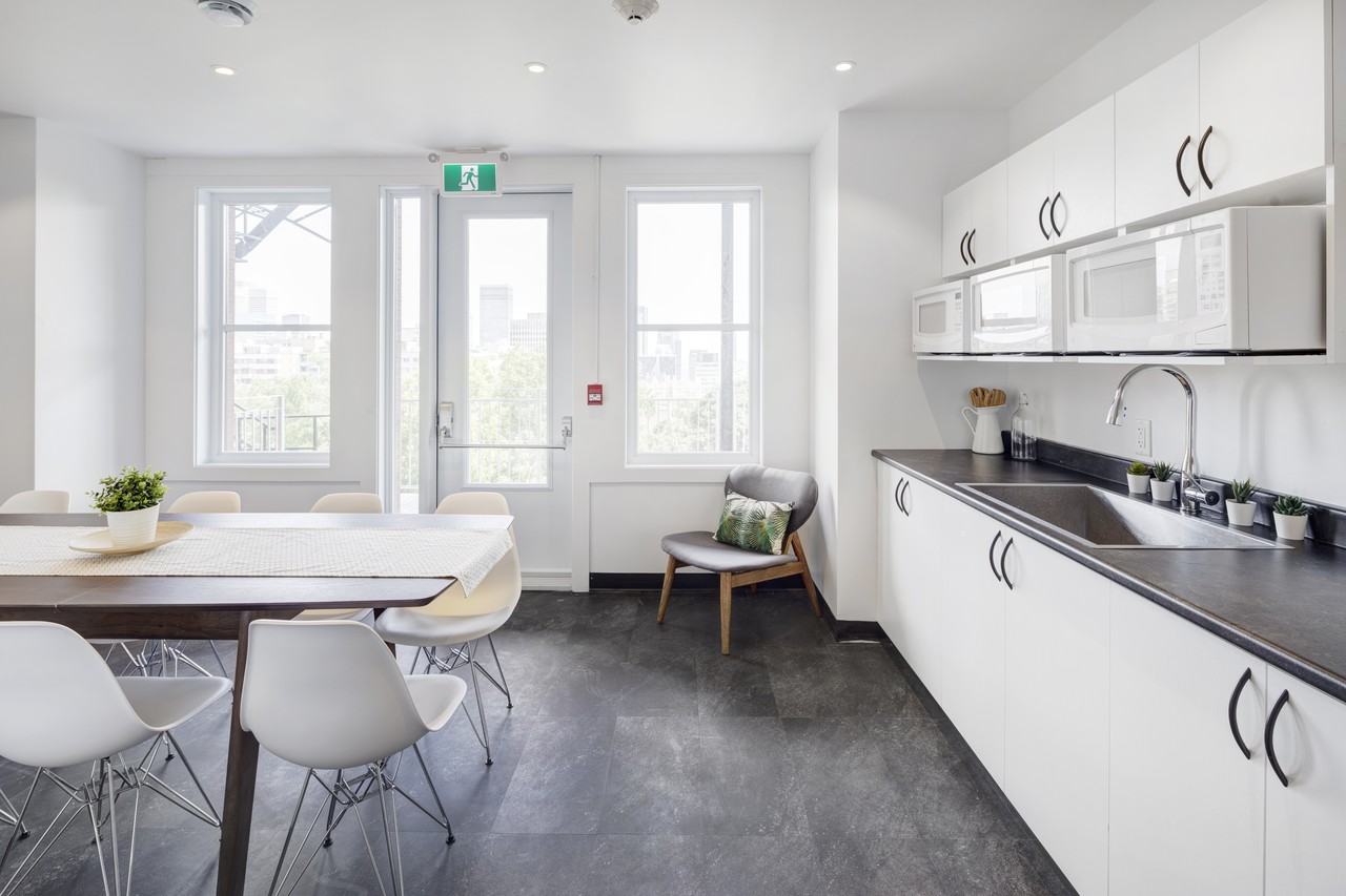 1290 Avenue des Pins Ouest - Photo 2 of 75