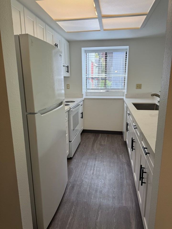 Davis Apartments - Photo 3 of 17