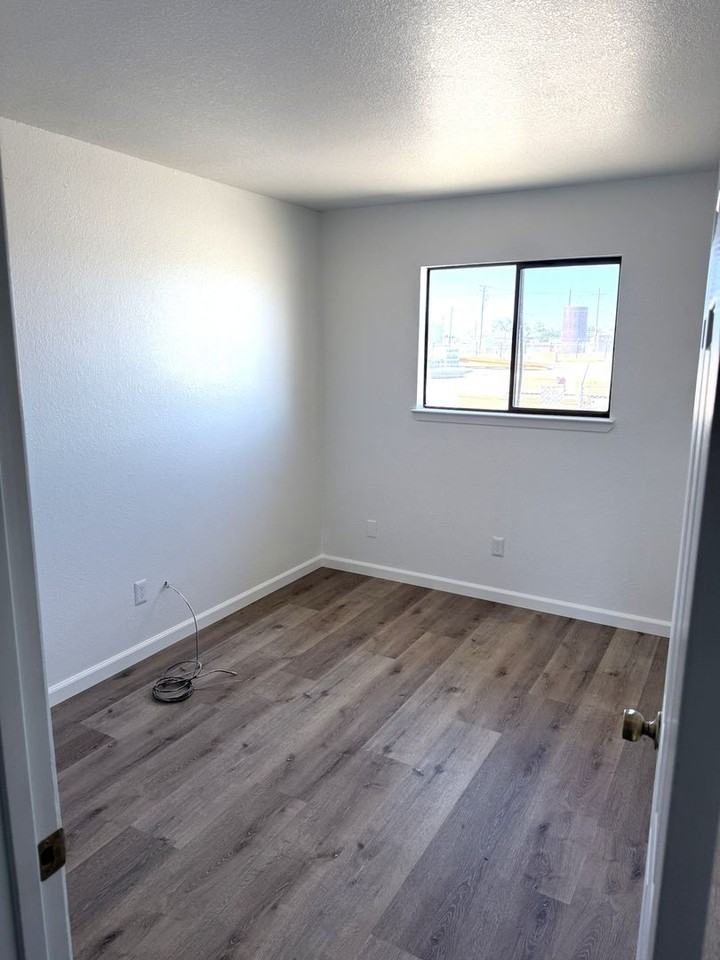 205 N Broadway St - Photo 3 of 4