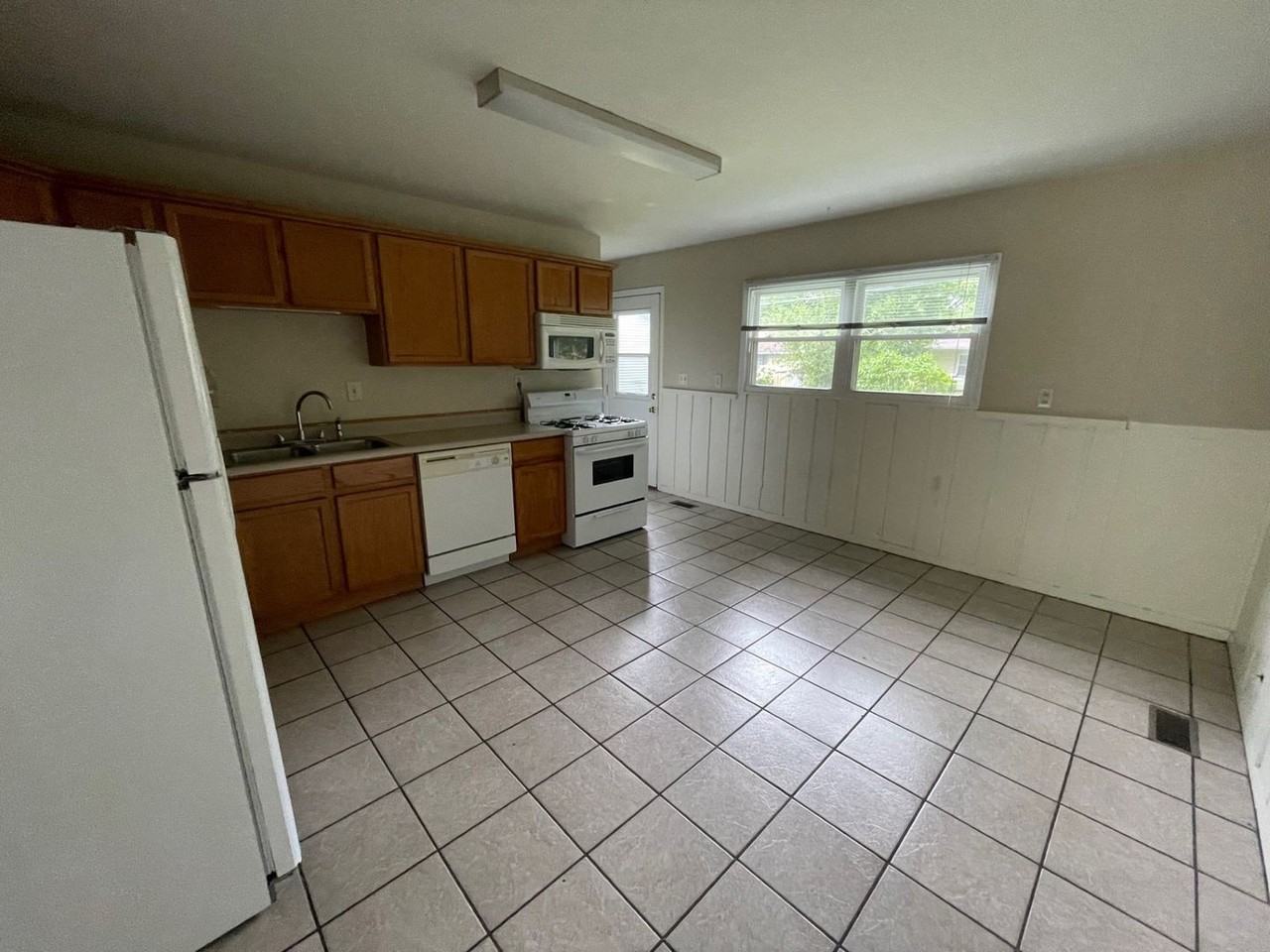 2204 Beck Ln - Photo 6 of 20