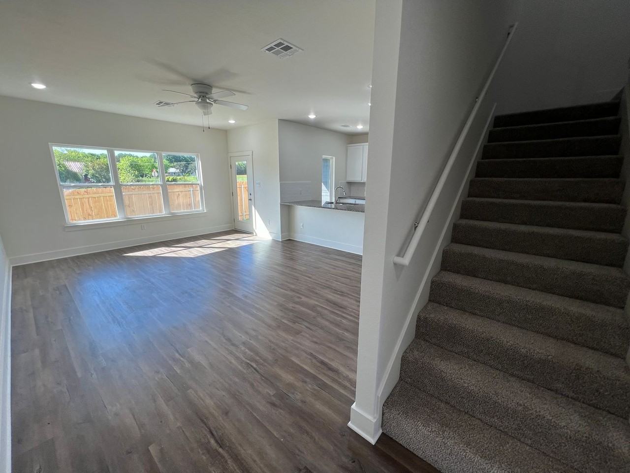 1822 Royal Loop - Photo 3 of 20