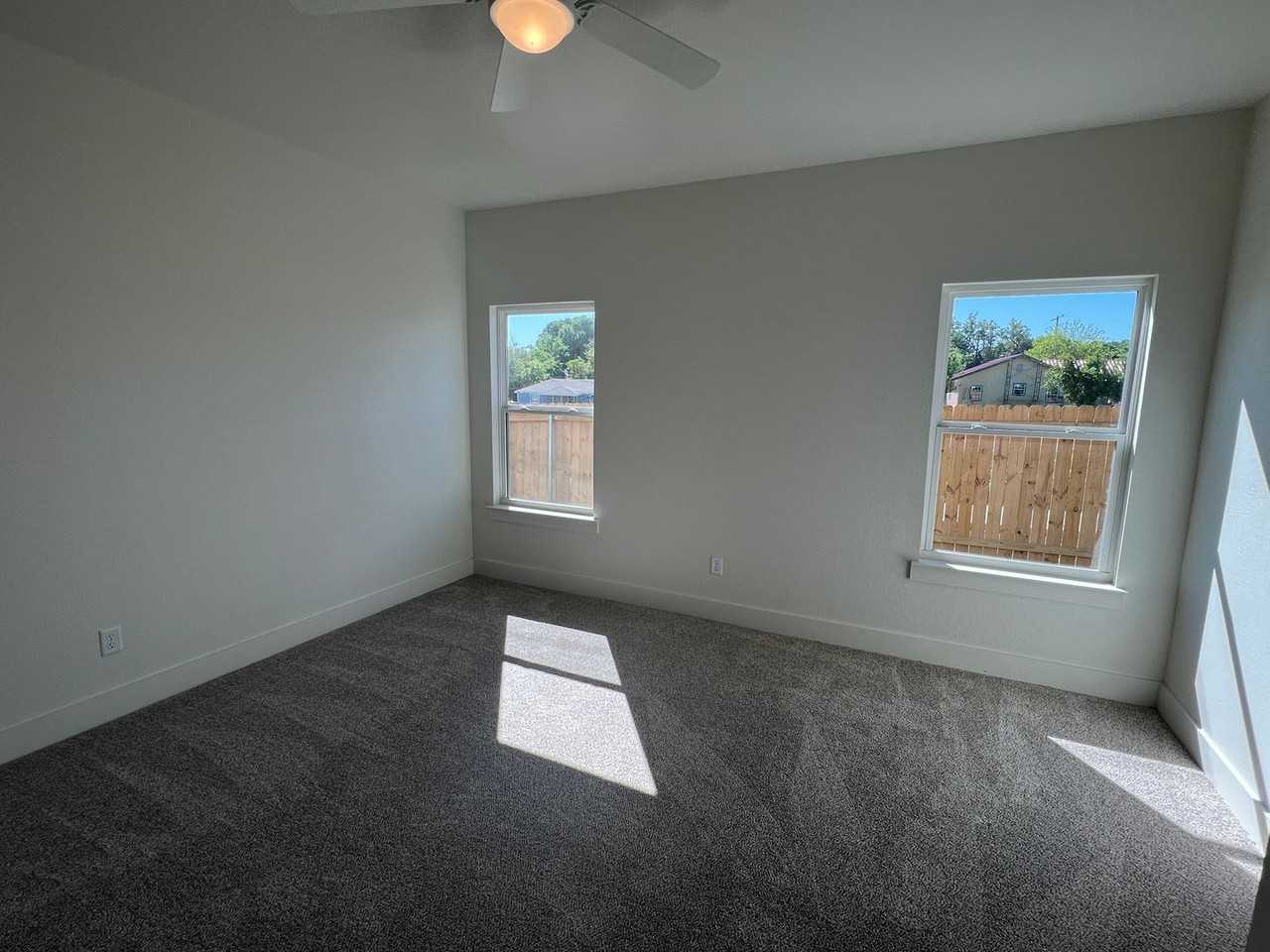 1826 Royal Loop - Photo 4 of 14