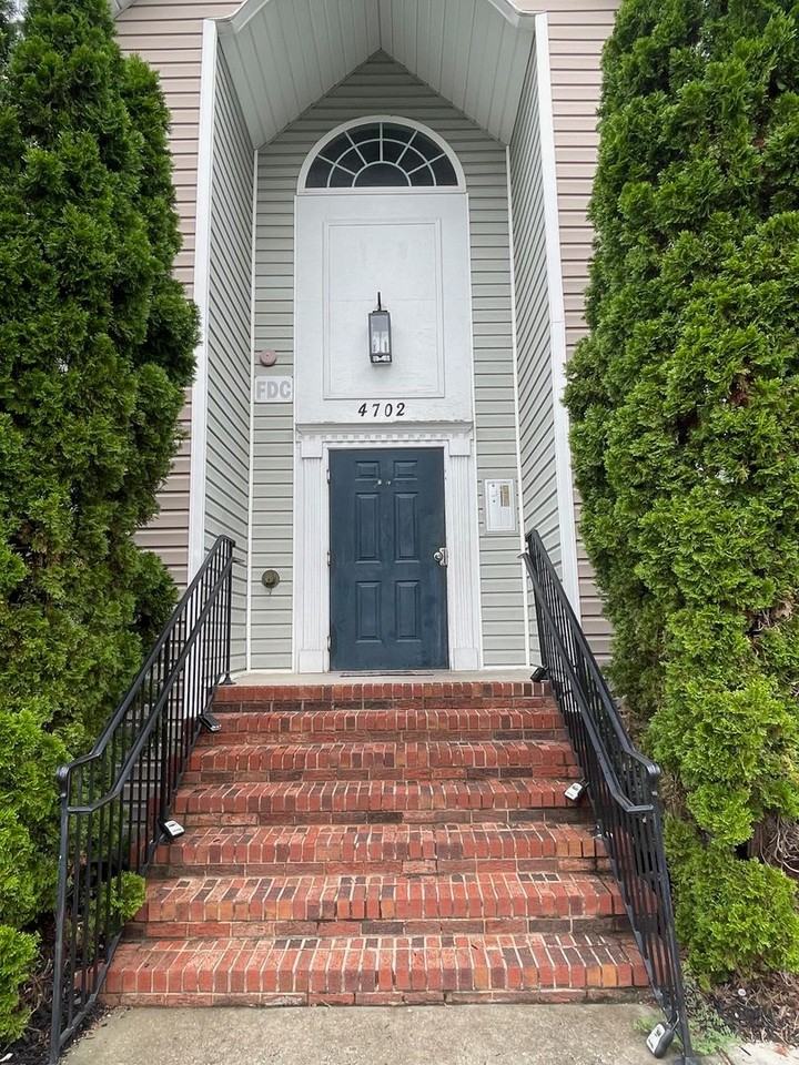 4702 Pennoak Ln Apt D - Photo 3 of 26