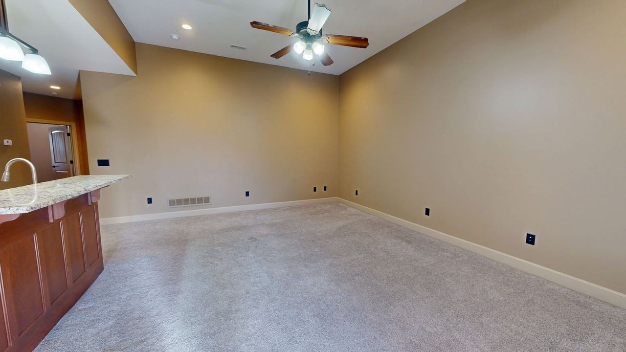 11669 Ridgeway Ct - Photo 2 of 15