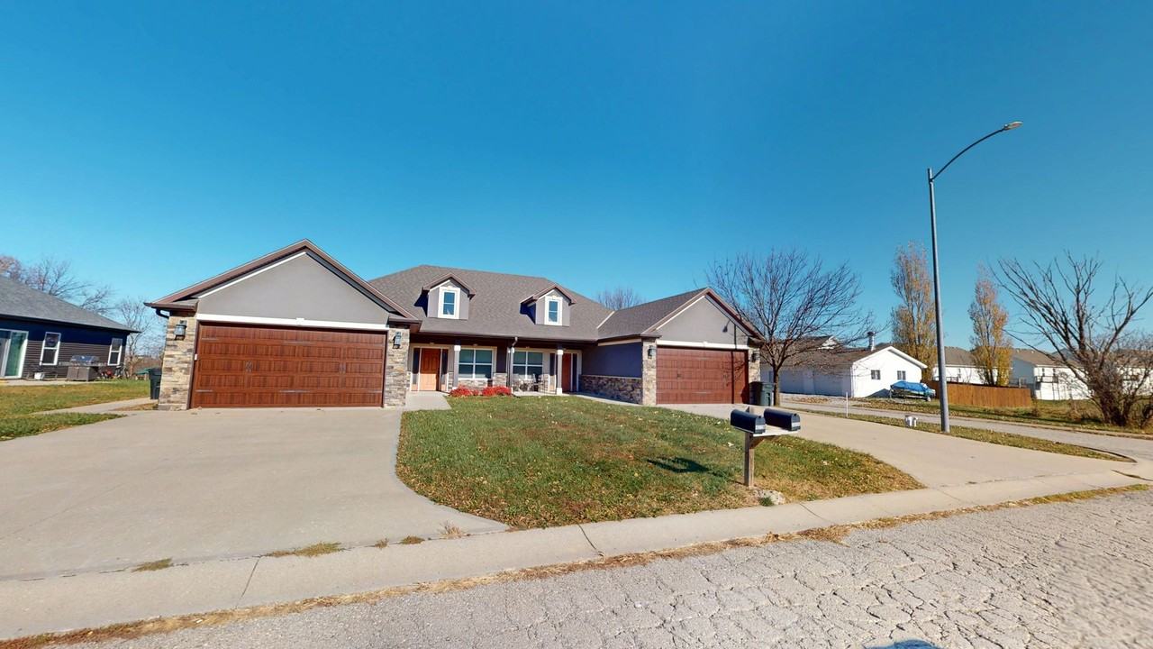 11669 Ridgeway Ct - Photo 4 of 15