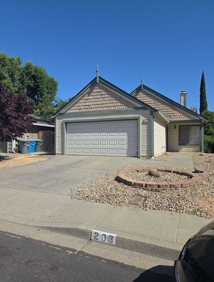 203 Catalpa Ln - Photo 2 of 25