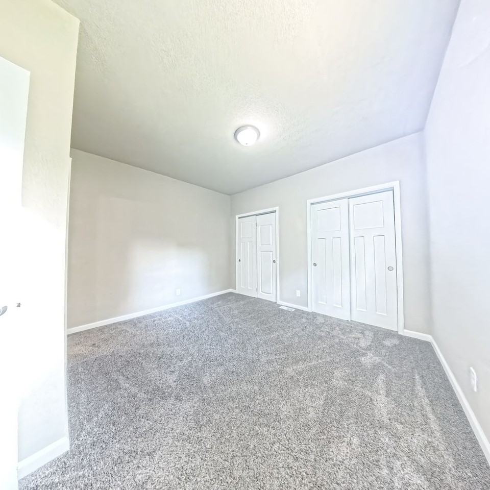 715 Kirkwood Ave - Photo 4 of 23