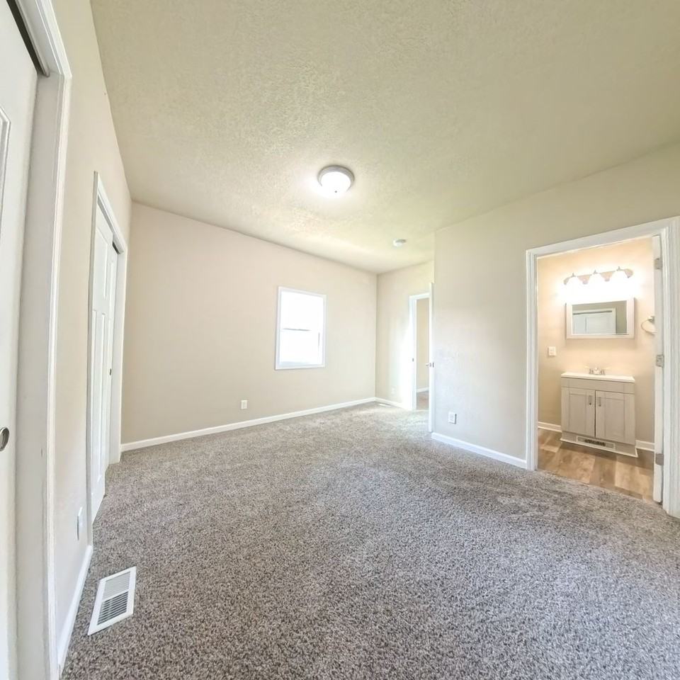 715 Kirkwood Ave - Photo 5 of 23