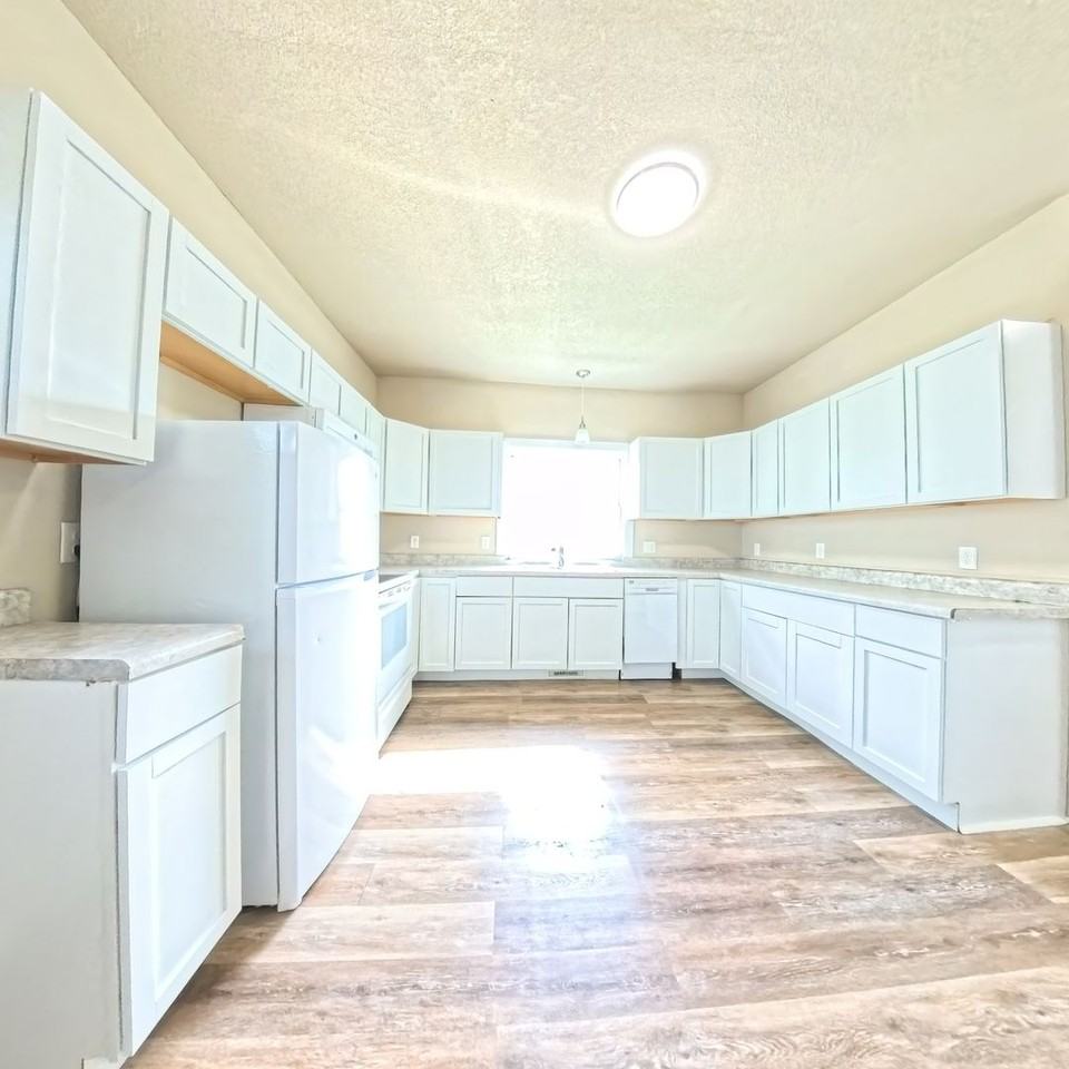 715 Kirkwood Ave - Photo 7 of 23