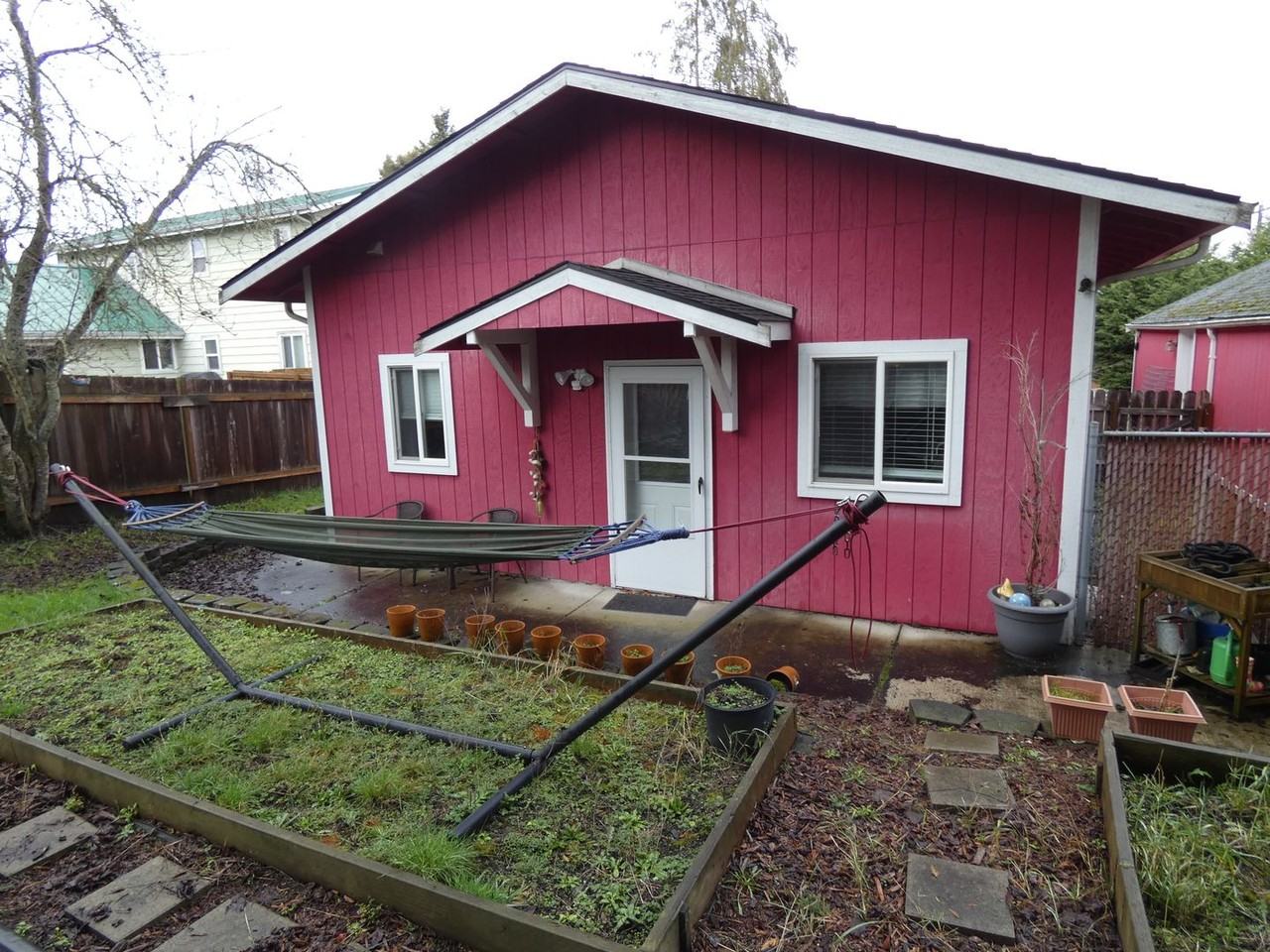 1136 Craig Ave - Photo 2 of 9