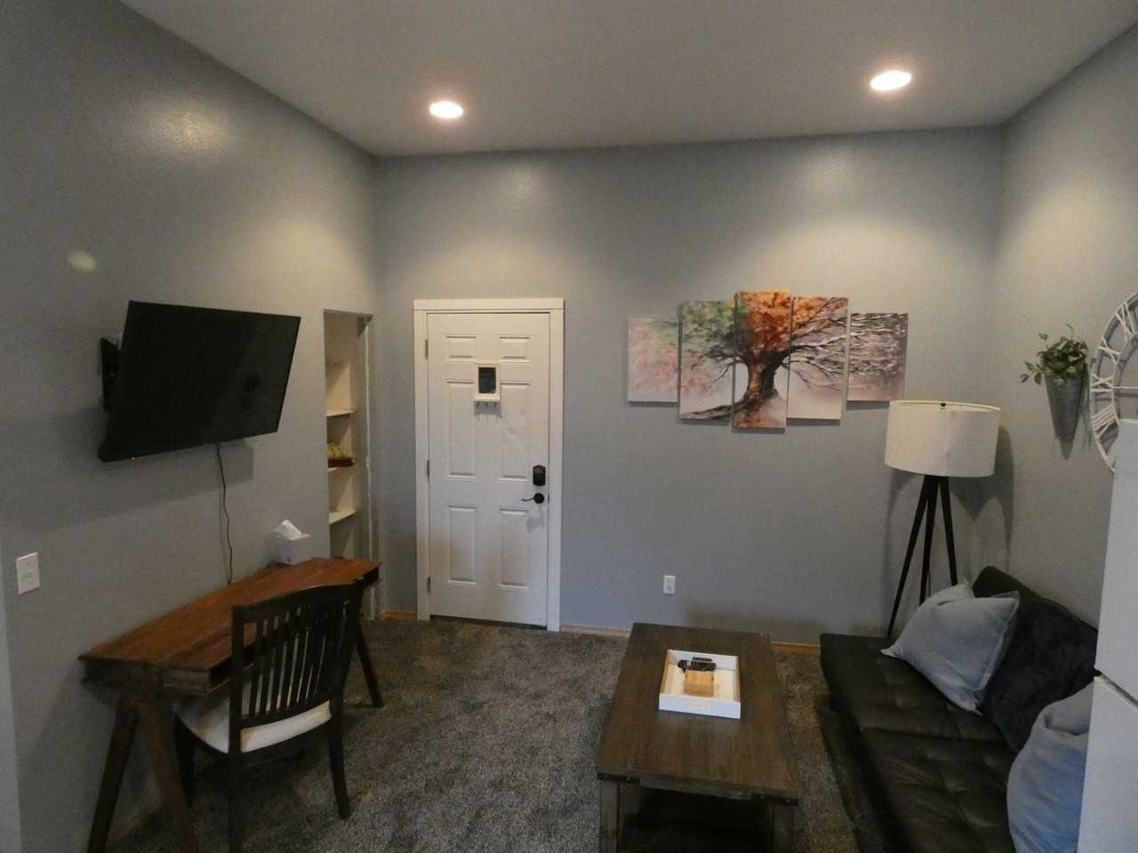 1136 Craig Ave - Photo 3 of 9