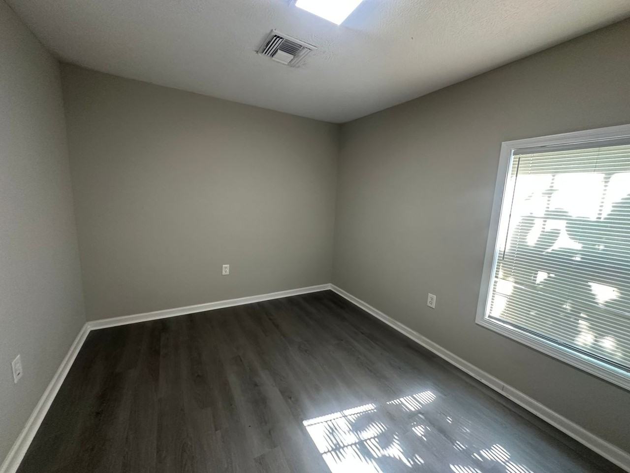 1018 Falls St - Photo 5 of 6