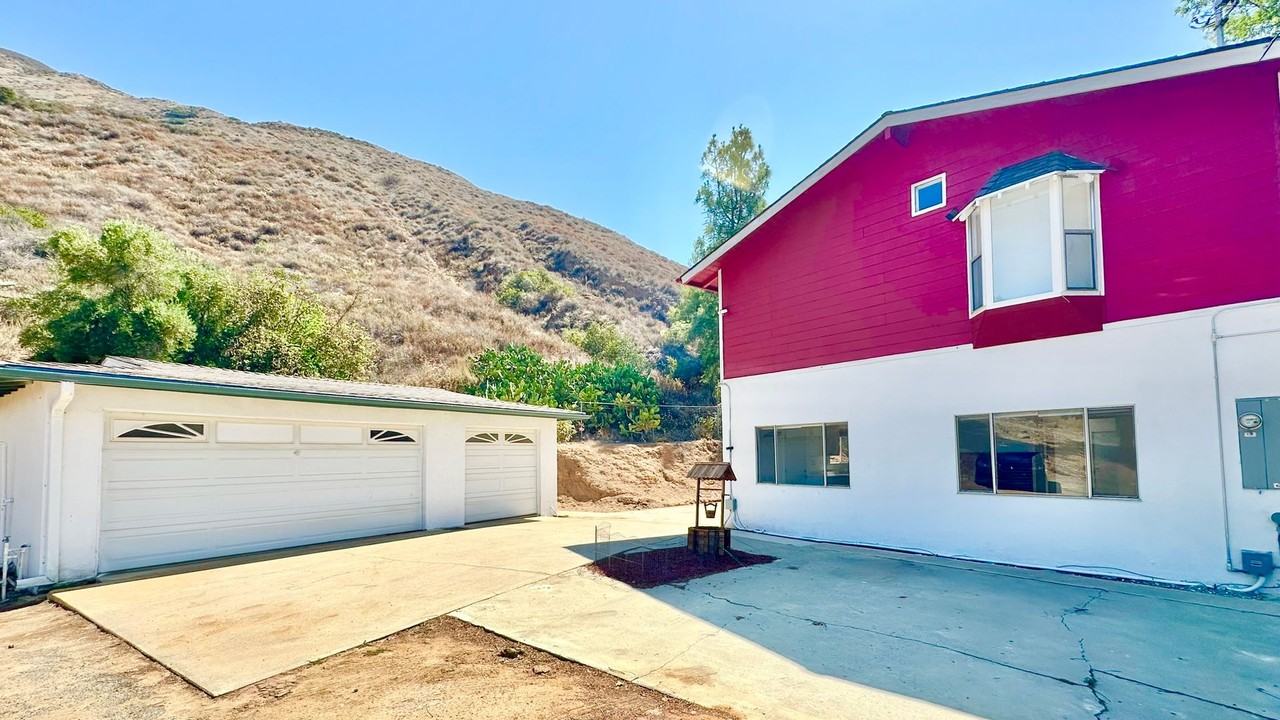 15626 Adams Dr - Photo 2 of 43