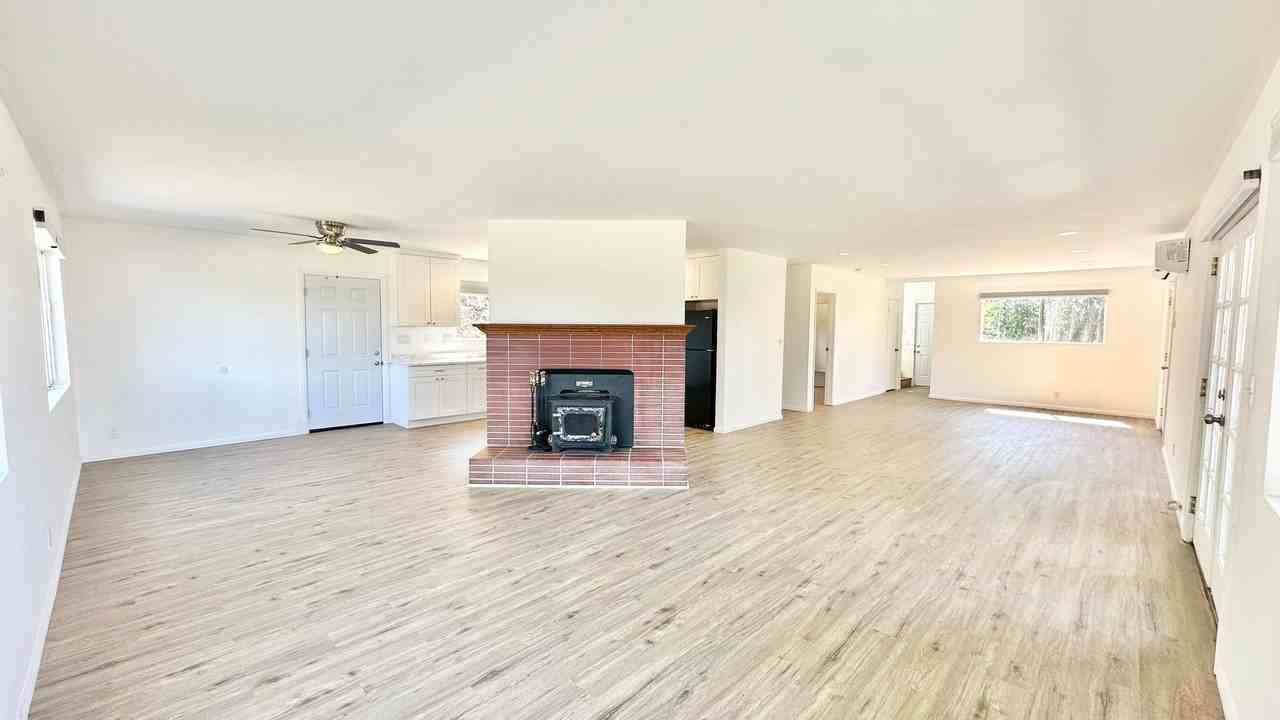 15626 Adams Dr - Photo 3 of 43