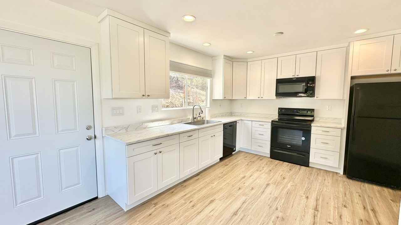 15626 Adams Dr - Photo 4 of 43