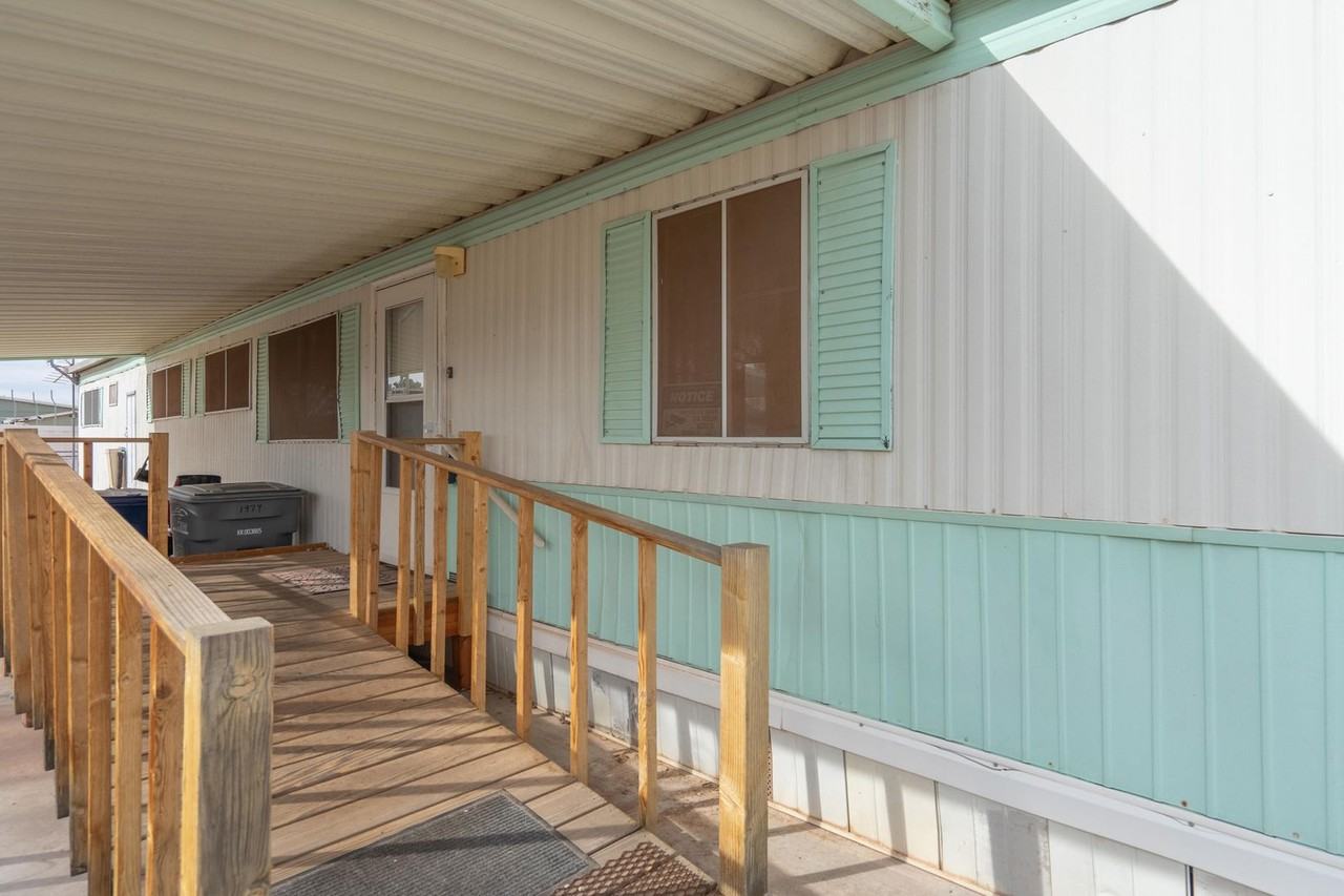 1979 W 1575 N - Photo 3 of 38