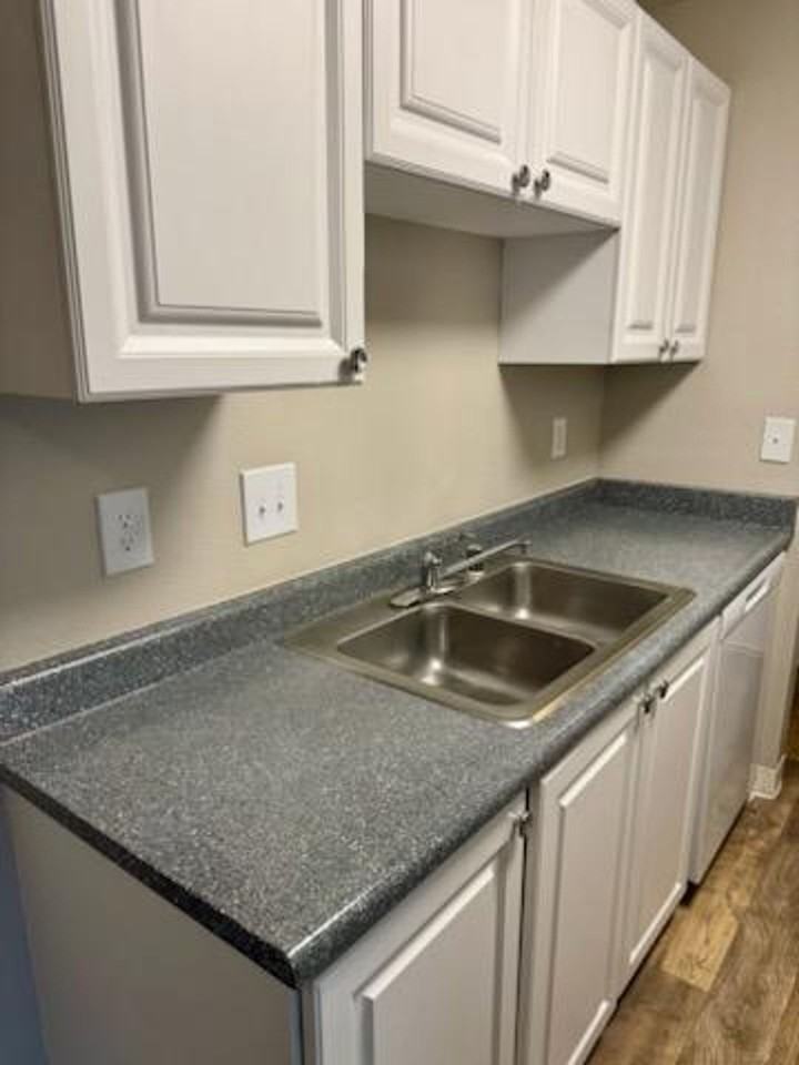 SUNDANCER APARTMENTS - Photo 4 of 14