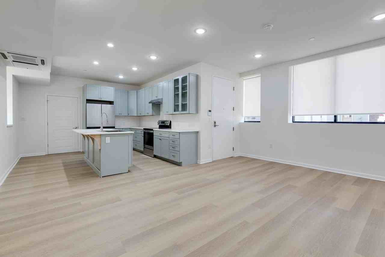 1 West Cary Apartments - Photo 3 of 37