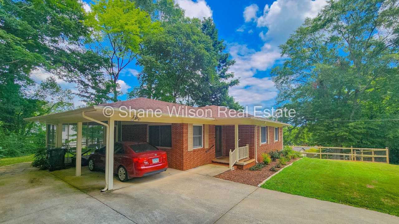 916 Hardwick Cir - Photo 2 of 15