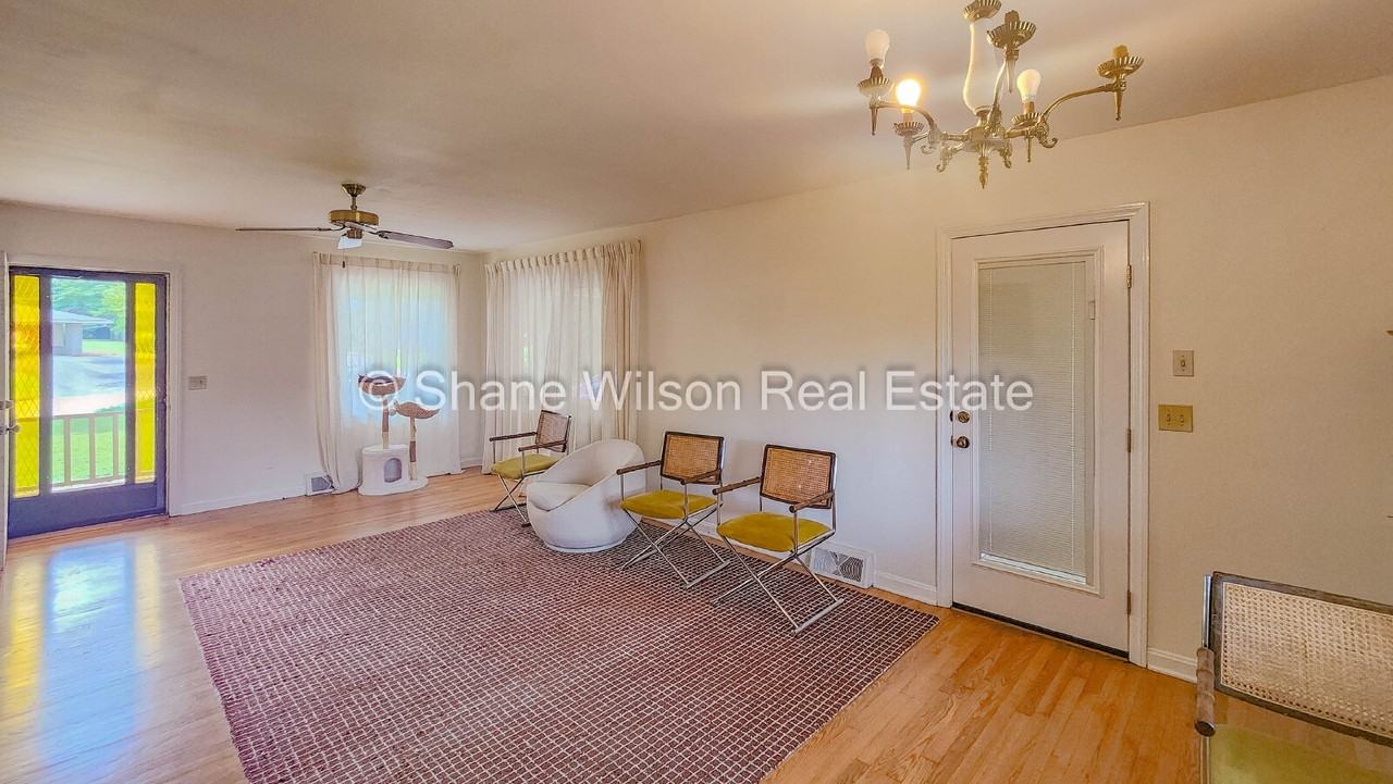 916 Hardwick Cir - Photo 4 of 15