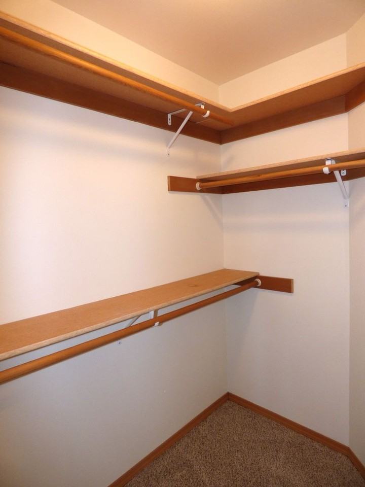 263 Gwinn St E - Photo 3 of 18