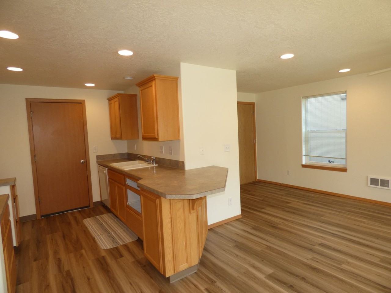 263 Gwinn St E - Photo 6 of 18