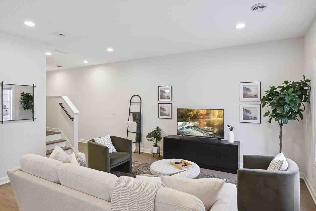 973 Willow Pl - Photo 4 of 39