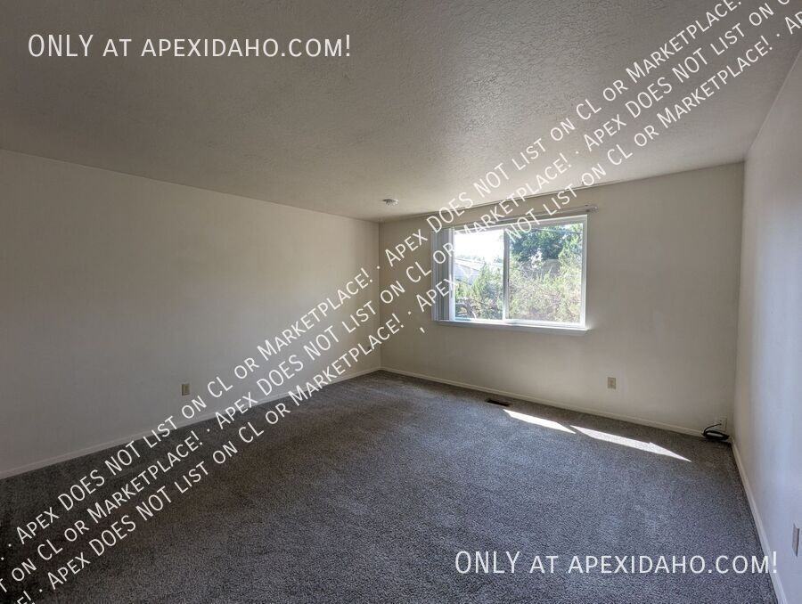 1067 E Lewis St - Photo 2 of 9