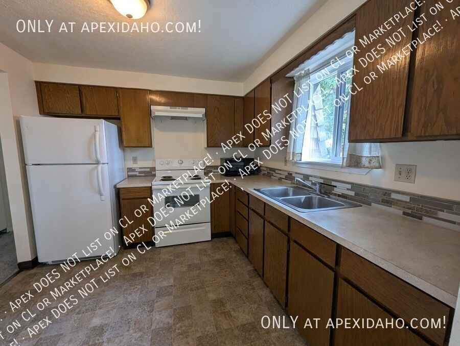 1067 E Lewis St - Photo 3 of 9