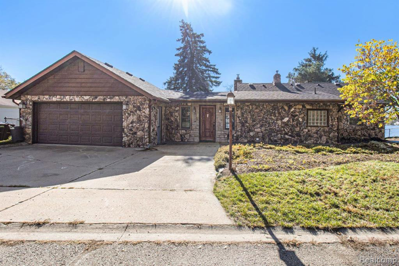 2739 Lakeridge - Photo 2 of 14