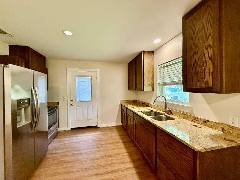 3906 E Denman Ave - Photo 3 of 15